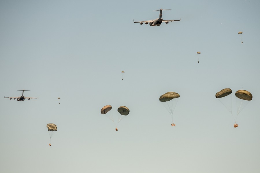 Ćwiczenia spadochroniarzy na toruńskim poligonie w ramach szkolenia Anakonda-16, fot. Andrzej Goiński/UM WK-P
