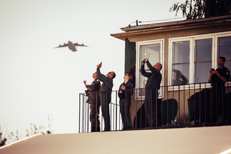 Ćwiczenia spadochroniarzy na toruńskim poligonie w ramach szkolenia Anakonda-16, fot. Andrzej Goiński/UM WK-P