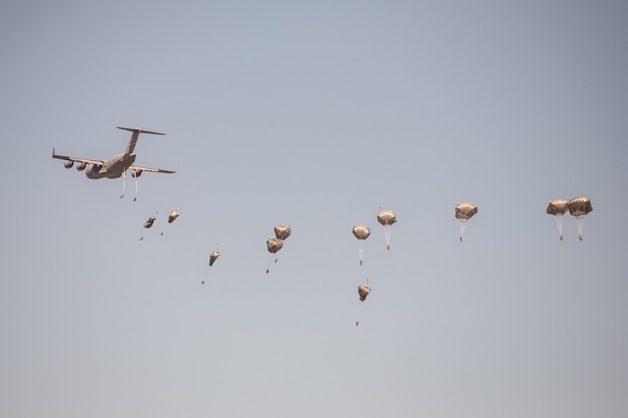 Ćwiczenia spadochroniarzy na toruńskim poligonie w ramach szkolenia Anakonda-16, fot. Andrzej Goiński/UM WK-P