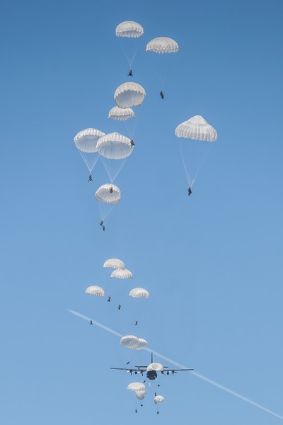 Ćwiczenia spadochroniarzy na toruńskim poligonie w ramach szkolenia Anakonda-16, fot. Andrzej Goiński/UM WK-P
