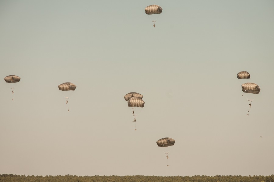 Ćwiczenia spadochroniarzy na toruńskim poligonie w ramach szkolenia Anakonda-16, fot. Andrzej Goiński/UM WK-P