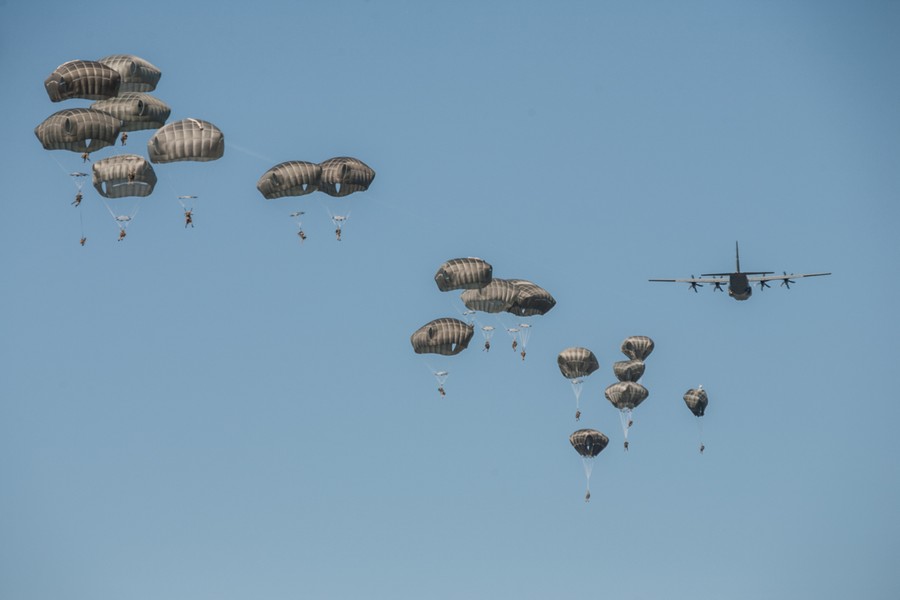 Ćwiczenia spadochroniarzy na toruńskim poligonie w ramach szkolenia Anakonda-16, fot. Andrzej Goiński/UM WK-P