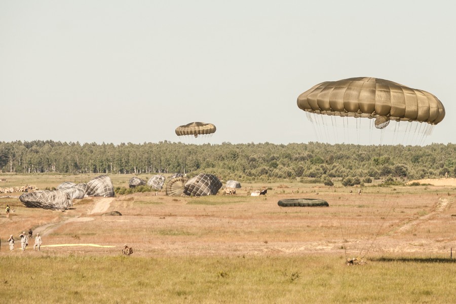 Ćwiczenia spadochroniarzy na toruńskim poligonie w ramach szkolenia Anakonda-16, fot. Andrzej Goiński/UM WK-P