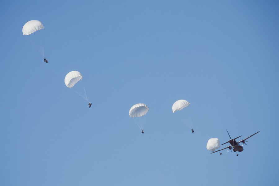 Ćwiczenia spadochroniarzy na toruńskim poligonie w ramach szkolenia Anakonda-16, fot. Andrzej Goiński/UM WK-P
