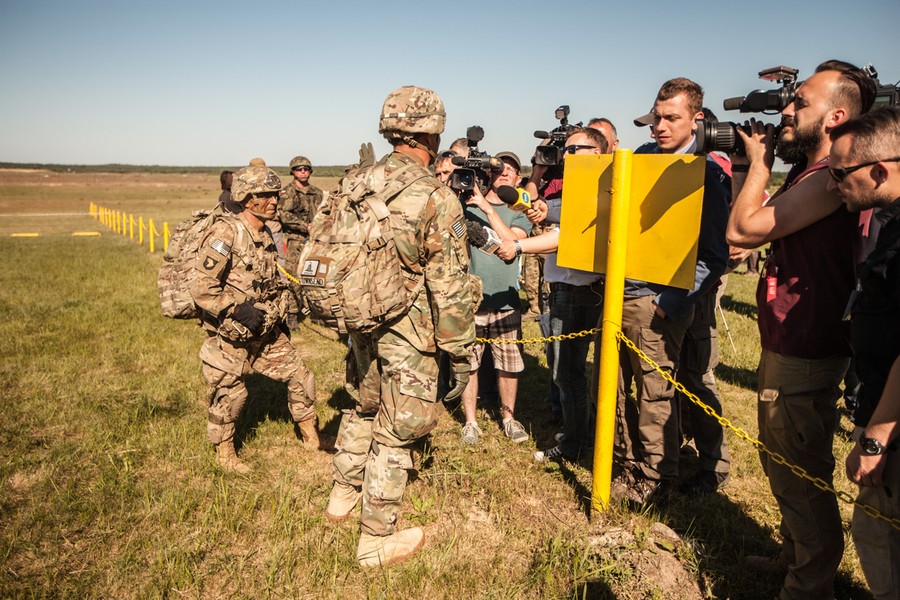 Ćwiczenia spadochroniarzy na toruńskim poligonie w ramach szkolenia Anakonda-16, fot. Andrzej Goiński/UM WK-P
