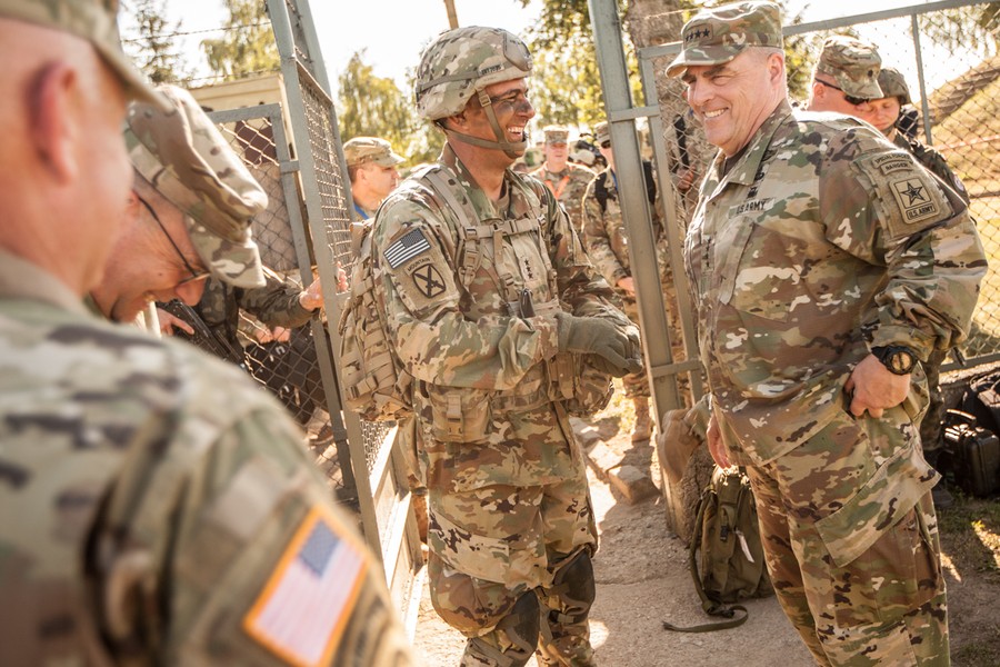Ćwiczenia spadochroniarzy na toruńskim poligonie w ramach szkolenia Anakonda-16, fot. Andrzej Goiński/UM WK-P