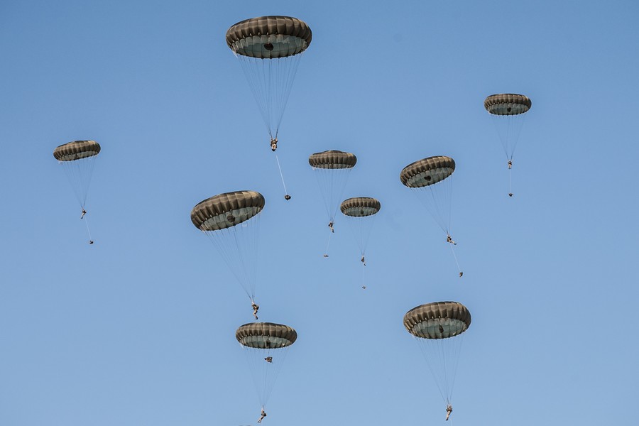 Ćwiczenia spadochroniarzy na toruńskim poligonie w ramach szkolenia Anakonda-16, fot. Andrzej Goiński/UM WK-P