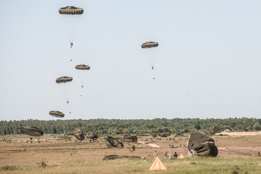 Ćwiczenia spadochroniarzy na toruńskim poligonie w ramach szkolenia Anakonda-16, fot. Andrzej Goiński/UM WK-P