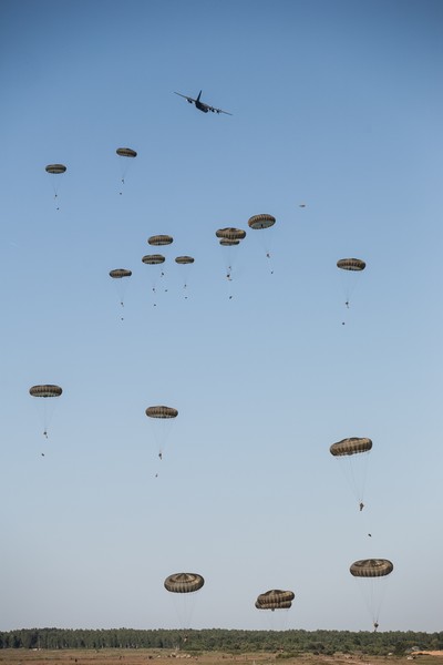 Ćwiczenia spadochroniarzy na toruńskim poligonie w ramach szkolenia Anakonda-16, fot. Andrzej Goiński/UM WK-P