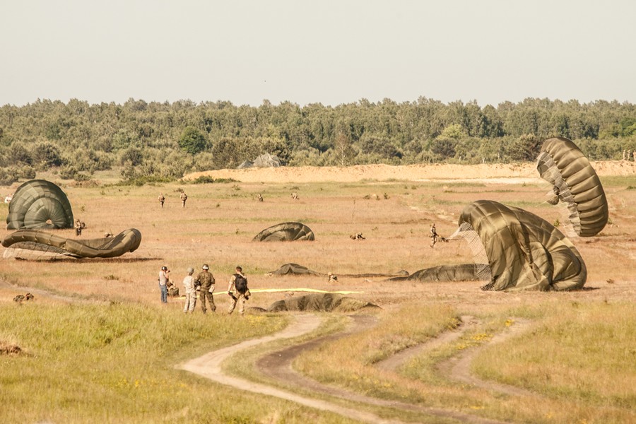 Ćwiczenia spadochroniarzy na toruńskim poligonie w ramach szkolenia Anakonda-16, fot. Andrzej Goiński/UM WK-P