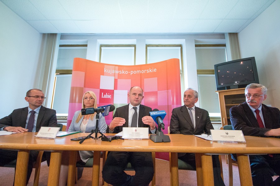 09.06.2016 Posiedzenie inauguracyjnego Forum Samorządowego Województwa Kujawsko-Pomorskiego. Forum ma być platformą debaty i współpracy wszystkich samorządów terytorialnych z regionu oraz artykułowania interesów i potrzeb zarówno regionu jako całości, jak i poszczególnych powiatów i gmin. Fot. Szymon Zdziebło/tarantoga.pl