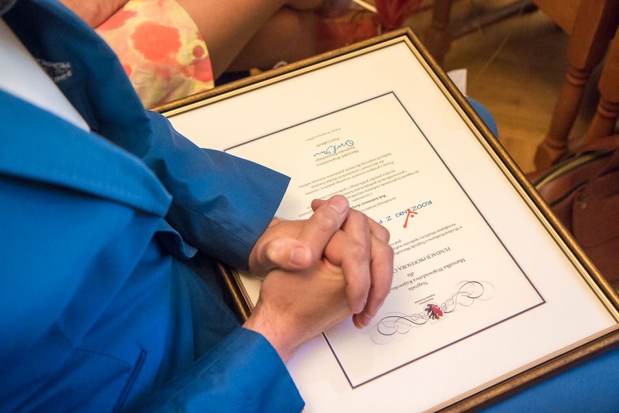 08.06.2016 Uroczyste wręczenie nagród laureatom IX edycji konkursu o nagrodę marszałka „Rodzynki z pozarządówki” w Ośrodku Chopinowskim w Szafarni. W konkursie wyróżniamy najlepsze inicjatywy społeczne realizowane przez kujawsko-pomorskie organizacje pozarządowe. W tym roku zarząd województwa nagrodził 12 pozarządówek. Fot. Szymon Zdziebło/tarantoga.pl