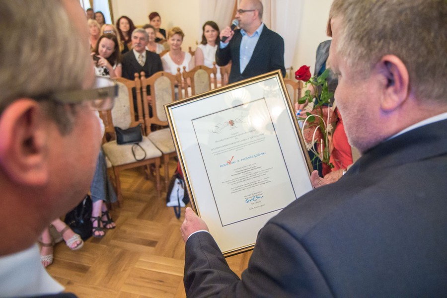 08.06.2016 Uroczyste wręczenie nagród laureatom IX edycji konkursu o nagrodę marszałka „Rodzynki z pozarządówki” w Ośrodku Chopinowskim w Szafarni. W konkursie wyróżniamy najlepsze inicjatywy społeczne realizowane przez kujawsko-pomorskie organizacje pozarządowe. W tym roku zarząd województwa nagrodził 12 pozarządówek. Fot. Szymon Zdziebło/tarantoga.pl