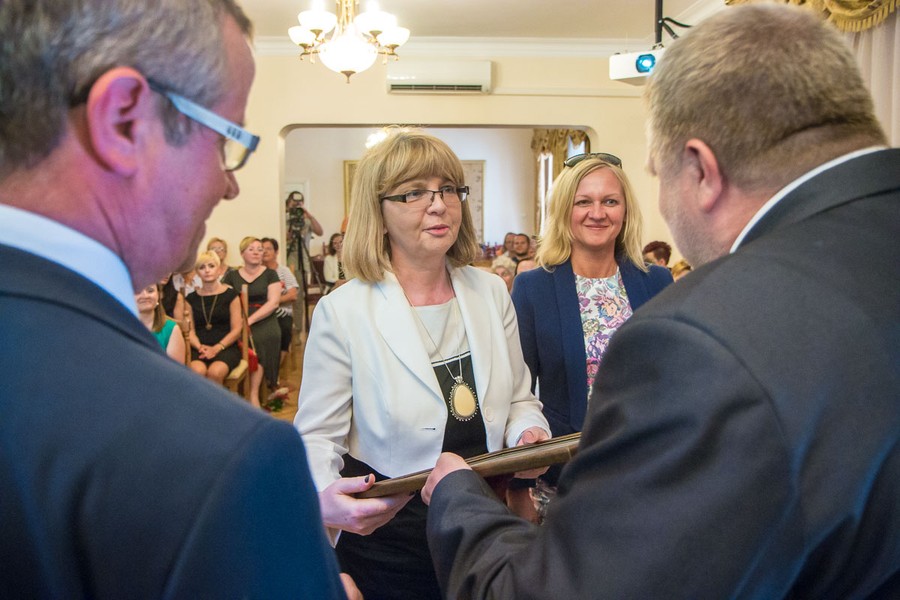 08.06.2016 Uroczyste wręczenie nagród laureatom IX edycji konkursu o nagrodę marszałka „Rodzynki z pozarządówki” w Ośrodku Chopinowskim w Szafarni. W konkursie wyróżniamy najlepsze inicjatywy społeczne realizowane przez kujawsko-pomorskie organizacje pozarządowe. W tym roku zarząd województwa nagrodził 12 pozarządówek. Fot. Szymon Zdziebło/tarantoga.pl