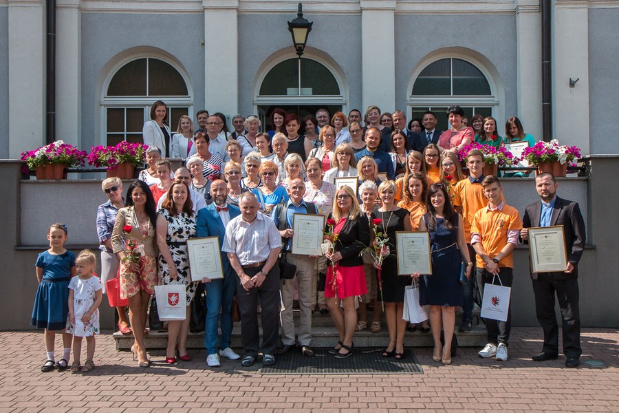 08.06.2016 Uroczyste wręczenie nagród laureatom IX edycji konkursu o nagrodę marszałka „Rodzynki z pozarządówki” w Ośrodku Chopinowskim w Szafarni. W konkursie wyróżniamy najlepsze inicjatywy społeczne realizowane przez kujawsko-pomorskie organizacje pozarządowe. W tym roku zarząd województwa nagrodził 12 pozarządówek. Fot. Szymon Zdziebło/tarantoga.pl