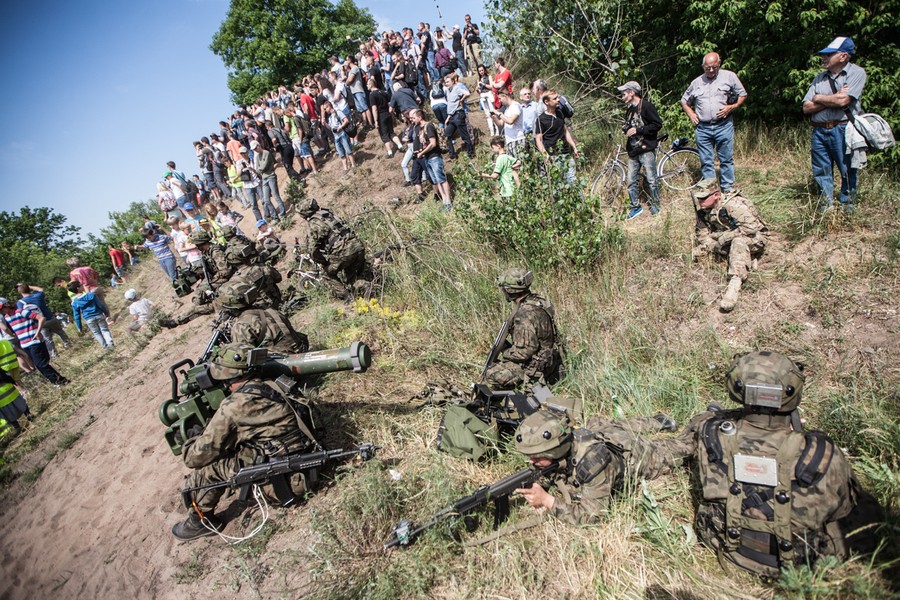 7-08.06.2016 Ćwiczenia spadochroniarzy na toruńskim poligonie połączone z widowiskowym zajęciem mostu drogowego im. Elżbiety Zawackiej w ramach manewrów wojskowych NATO Anakonda-16. W ramach akcji Anakonda-16 przewidziano ćwiczenia na poligonach w całej Polsce, a także w Niemczech. W sumie między 7 a 17 czerwca w manewrach weźmie udział 31 tysięcy żołnierzy. Zaangażowane zasoby to 3 tysiące różnego rodzaju pojazdów, 105 samolotów i śmigłowców oraz 12 okrętów marynarki wojennej. Fot. Andrzej Goiński/UM WK-P