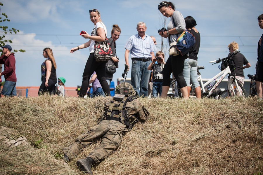 7-08.06.2016 Ćwiczenia spadochroniarzy na toruńskim poligonie połączone z widowiskowym zajęciem mostu drogowego im. Elżbiety Zawackiej w ramach manewrów wojskowych NATO Anakonda-16. W ramach akcji Anakonda-16 przewidziano ćwiczenia na poligonach w całej Polsce, a także w Niemczech. W sumie między 7 a 17 czerwca w manewrach weźmie udział 31 tysięcy żołnierzy. Zaangażowane zasoby to 3 tysiące różnego rodzaju pojazdów, 105 samolotów i śmigłowców oraz 12 okrętów marynarki wojennej. Fot. Andrzej Goiński/UM WK-P