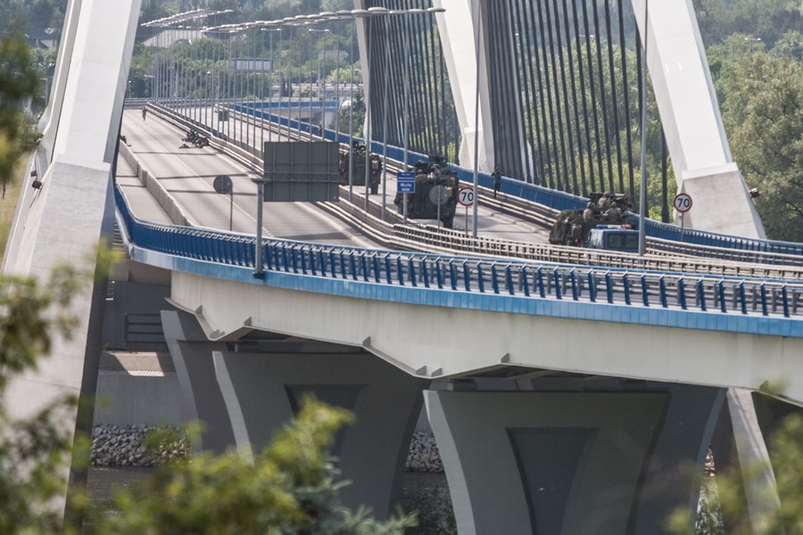 7-08.06.2016 Ćwiczenia spadochroniarzy na toruńskim poligonie połączone z widowiskowym zajęciem mostu drogowego im. Elżbiety Zawackiej w ramach manewrów wojskowych NATO Anakonda-16. W ramach akcji Anakonda-16 przewidziano ćwiczenia na poligonach w całej Polsce, a także w Niemczech. W sumie między 7 a 17 czerwca w manewrach weźmie udział 31 tysięcy żołnierzy. Zaangażowane zasoby to 3 tysiące różnego rodzaju pojazdów, 105 samolotów i śmigłowców oraz 12 okrętów marynarki wojennej. Fot. Andrzej Goiński/UM WK-P