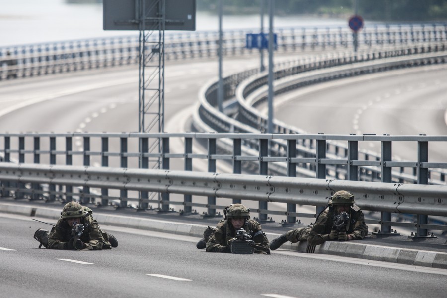 7-08.06.2016 Ćwiczenia spadochroniarzy na toruńskim poligonie połączone z widowiskowym zajęciem mostu drogowego im. Elżbiety Zawackiej w ramach manewrów wojskowych NATO Anakonda-16. W ramach akcji Anakonda-16 przewidziano ćwiczenia na poligonach w całej Polsce, a także w Niemczech. W sumie między 7 a 17 czerwca w manewrach weźmie udział 31 tysięcy żołnierzy. Zaangażowane zasoby to 3 tysiące różnego rodzaju pojazdów, 105 samolotów i śmigłowców oraz 12 okrętów marynarki wojennej. Fot. Andrzej Goiński/UM WK-P