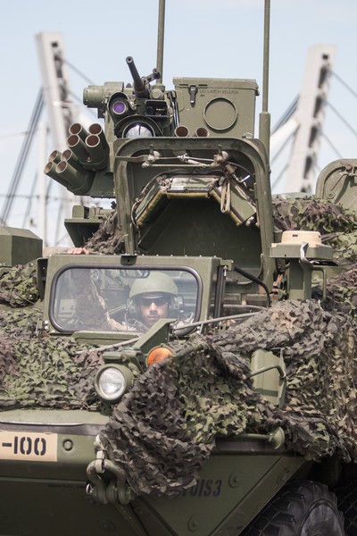 7-08.06.2016 Ćwiczenia spadochroniarzy na toruńskim poligonie połączone z widowiskowym zajęciem mostu drogowego im. Elżbiety Zawackiej w ramach manewrów wojskowych NATO Anakonda-16. W ramach akcji Anakonda-16 przewidziano ćwiczenia na poligonach w całej Polsce, a także w Niemczech. W sumie między 7 a 17 czerwca w manewrach weźmie udział 31 tysięcy żołnierzy. Zaangażowane zasoby to 3 tysiące różnego rodzaju pojazdów, 105 samolotów i śmigłowców oraz 12 okrętów marynarki wojennej. Fot. Andrzej Goiński/UM WK-P