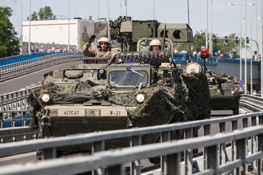 7-08.06.2016 Ćwiczenia spadochroniarzy na toruńskim poligonie połączone z widowiskowym zajęciem mostu drogowego im. Elżbiety Zawackiej w ramach manewrów wojskowych NATO Anakonda-16. W ramach akcji Anakonda-16 przewidziano ćwiczenia na poligonach w całej Polsce, a także w Niemczech. W sumie między 7 a 17 czerwca w manewrach weźmie udział 31 tysięcy żołnierzy. Zaangażowane zasoby to 3 tysiące różnego rodzaju pojazdów, 105 samolotów i śmigłowców oraz 12 okrętów marynarki wojennej. Fot. Andrzej Goiński/UM WK-P