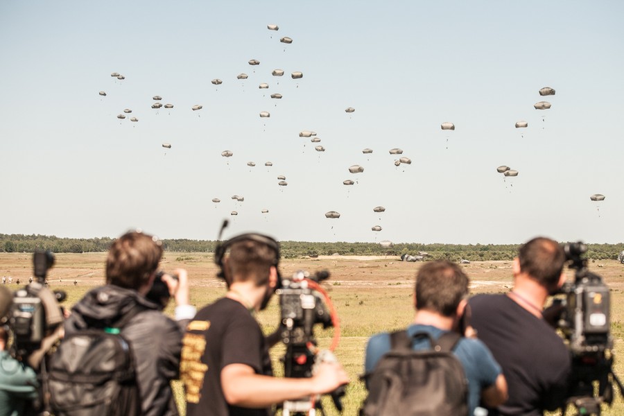 7-08.06.2016 Ćwiczenia spadochroniarzy na toruńskim poligonie połączone z widowiskowym zajęciem mostu drogowego im. Elżbiety Zawackiej w ramach manewrów wojskowych NATO Anakonda-16. W ramach akcji Anakonda-16 przewidziano ćwiczenia na poligonach w całej Polsce, a także w Niemczech. W sumie między 7 a 17 czerwca w manewrach weźmie udział 31 tysięcy żołnierzy. Zaangażowane zasoby to 3 tysiące różnego rodzaju pojazdów, 105 samolotów i śmigłowców oraz 12 okrętów marynarki wojennej. Fot. Andrzej Goiński/UM WK-P