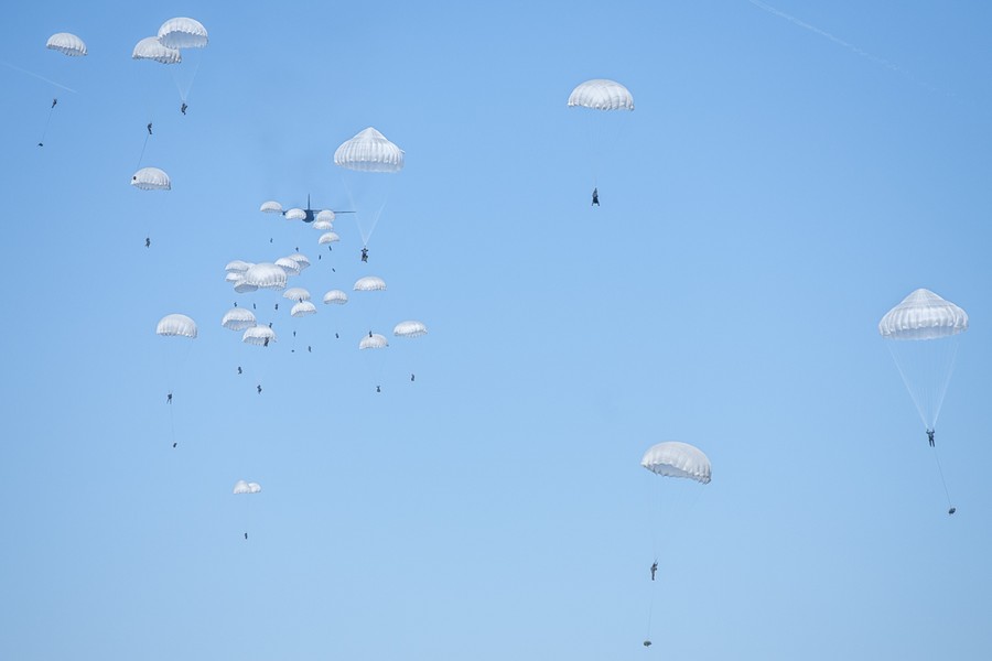 7-08.06.2016 Ćwiczenia spadochroniarzy na toruńskim poligonie połączone z widowiskowym zajęciem mostu drogowego im. Elżbiety Zawackiej w ramach manewrów wojskowych NATO Anakonda-16. W ramach akcji Anakonda-16 przewidziano ćwiczenia na poligonach w całej Polsce, a także w Niemczech. W sumie między 7 a 17 czerwca w manewrach weźmie udział 31 tysięcy żołnierzy. Zaangażowane zasoby to 3 tysiące różnego rodzaju pojazdów, 105 samolotów i śmigłowców oraz 12 okrętów marynarki wojennej. Fot. Andrzej Goiński/UM WK-P