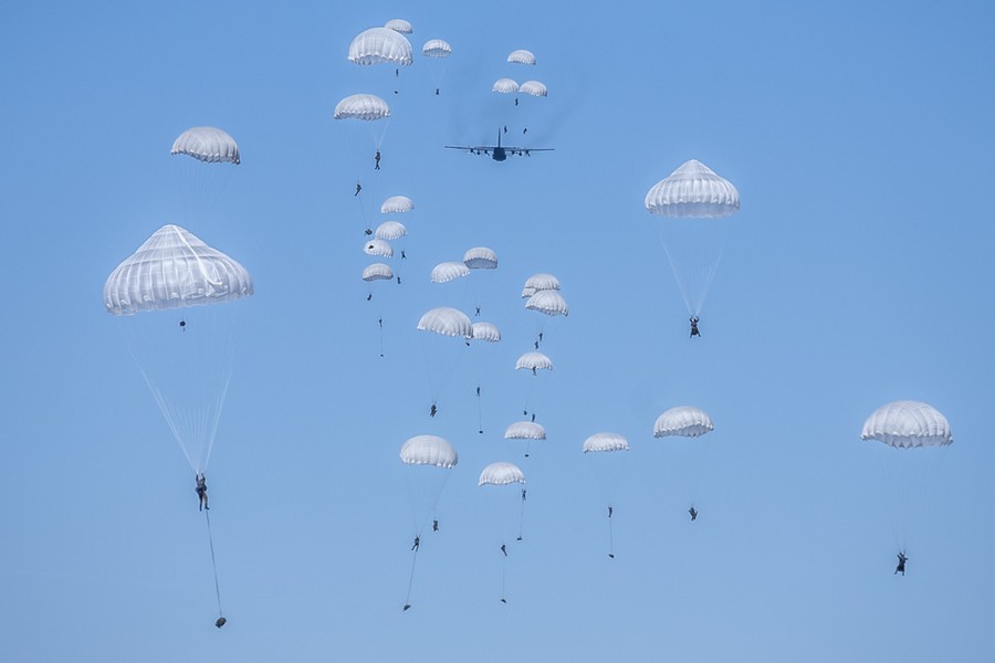 7-08.06.2016 Ćwiczenia spadochroniarzy na toruńskim poligonie połączone z widowiskowym zajęciem mostu drogowego im. Elżbiety Zawackiej w ramach manewrów wojskowych NATO Anakonda-16. W ramach akcji Anakonda-16 przewidziano ćwiczenia na poligonach w całej Polsce, a także w Niemczech. W sumie między 7 a 17 czerwca w manewrach weźmie udział 31 tysięcy żołnierzy. Zaangażowane zasoby to 3 tysiące różnego rodzaju pojazdów, 105 samolotów i śmigłowców oraz 12 okrętów marynarki wojennej. Fot. Andrzej Goiński/UM WK-P