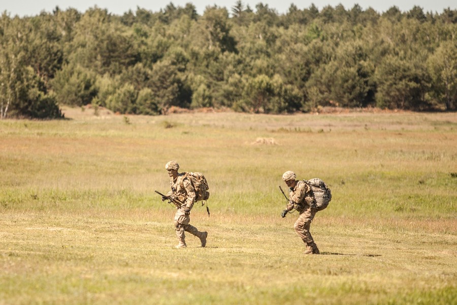 7-08.06.2016 Ćwiczenia spadochroniarzy na toruńskim poligonie połączone z widowiskowym zajęciem mostu drogowego im. Elżbiety Zawackiej w ramach manewrów wojskowych NATO Anakonda-16. W ramach akcji Anakonda-16 przewidziano ćwiczenia na poligonach w całej Polsce, a także w Niemczech. W sumie między 7 a 17 czerwca w manewrach weźmie udział 31 tysięcy żołnierzy. Zaangażowane zasoby to 3 tysiące różnego rodzaju pojazdów, 105 samolotów i śmigłowców oraz 12 okrętów marynarki wojennej. Fot. Andrzej Goiński/UM WK-P