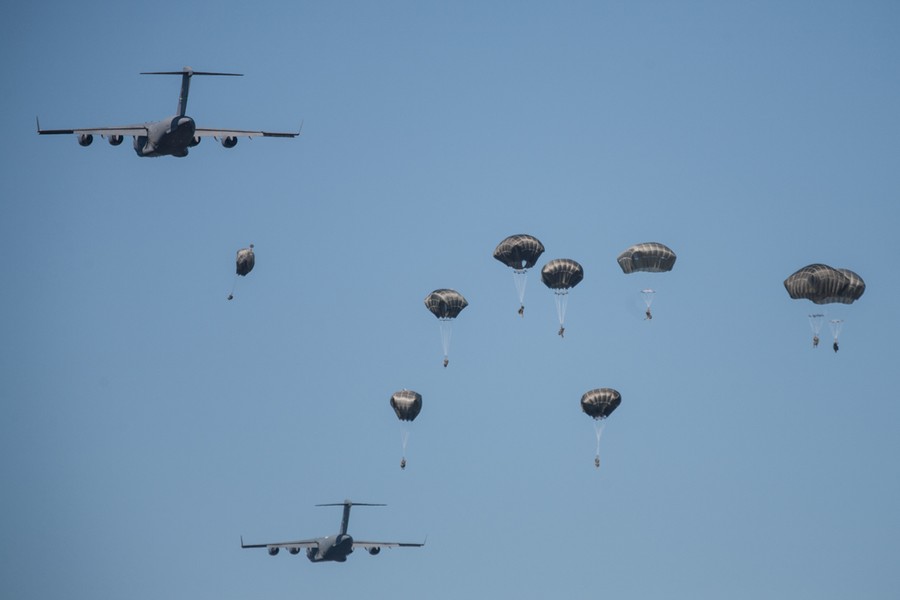 7-08.06.2016 Ćwiczenia spadochroniarzy na toruńskim poligonie połączone z widowiskowym zajęciem mostu drogowego im. Elżbiety Zawackiej w ramach manewrów wojskowych NATO Anakonda-16. W ramach akcji Anakonda-16 przewidziano ćwiczenia na poligonach w całej Polsce, a także w Niemczech. W sumie między 7 a 17 czerwca w manewrach weźmie udział 31 tysięcy żołnierzy. Zaangażowane zasoby to 3 tysiące różnego rodzaju pojazdów, 105 samolotów i śmigłowców oraz 12 okrętów marynarki wojennej. Fot. Andrzej Goiński/UM WK-P