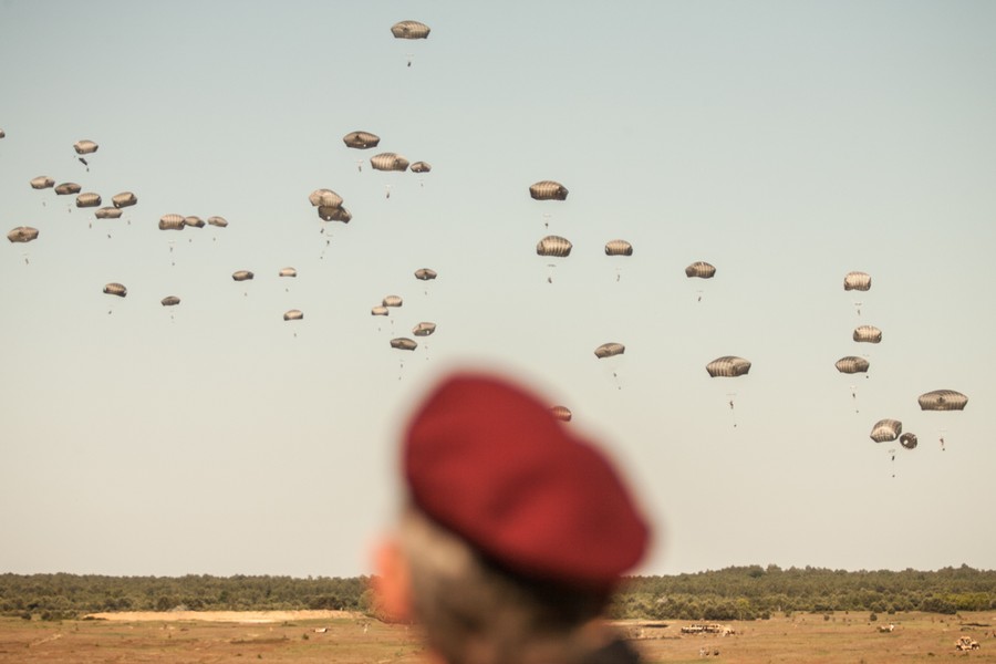 7-08.06.2016 Ćwiczenia spadochroniarzy na toruńskim poligonie połączone z widowiskowym zajęciem mostu drogowego im. Elżbiety Zawackiej w ramach manewrów wojskowych NATO Anakonda-16. W ramach akcji Anakonda-16 przewidziano ćwiczenia na poligonach w całej Polsce, a także w Niemczech. W sumie między 7 a 17 czerwca w manewrach weźmie udział 31 tysięcy żołnierzy. Zaangażowane zasoby to 3 tysiące różnego rodzaju pojazdów, 105 samolotów i śmigłowców oraz 12 okrętów marynarki wojennej. Fot. Andrzej Goiński/UM WK-P