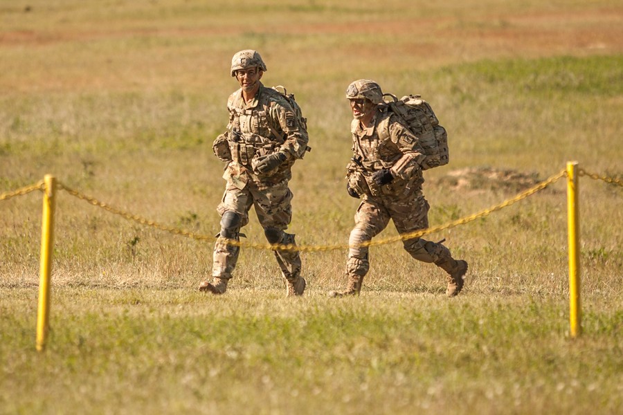 7-08.06.2016 Ćwiczenia spadochroniarzy na toruńskim poligonie połączone z widowiskowym zajęciem mostu drogowego im. Elżbiety Zawackiej w ramach manewrów wojskowych NATO Anakonda-16. W ramach akcji Anakonda-16 przewidziano ćwiczenia na poligonach w całej Polsce, a także w Niemczech. W sumie między 7 a 17 czerwca w manewrach weźmie udział 31 tysięcy żołnierzy. Zaangażowane zasoby to 3 tysiące różnego rodzaju pojazdów, 105 samolotów i śmigłowców oraz 12 okrętów marynarki wojennej. Fot. Andrzej Goiński/UM WK-P
