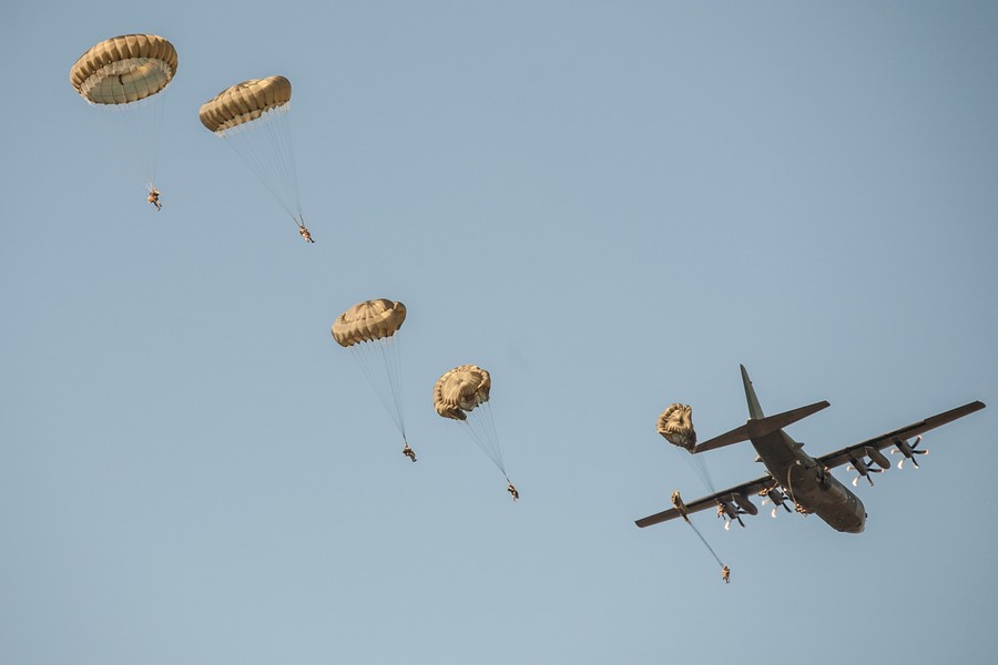 7-08.06.2016 Ćwiczenia spadochroniarzy na toruńskim poligonie połączone z widowiskowym zajęciem mostu drogowego im. Elżbiety Zawackiej w ramach manewrów wojskowych NATO Anakonda-16. W ramach akcji Anakonda-16 przewidziano ćwiczenia na poligonach w całej Polsce, a także w Niemczech. W sumie między 7 a 17 czerwca w manewrach weźmie udział 31 tysięcy żołnierzy. Zaangażowane zasoby to 3 tysiące różnego rodzaju pojazdów, 105 samolotów i śmigłowców oraz 12 okrętów marynarki wojennej. Fot. Andrzej Goiński/UM WK-P