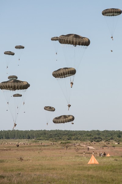 7-08.06.2016 Ćwiczenia spadochroniarzy na toruńskim poligonie połączone z widowiskowym zajęciem mostu drogowego im. Elżbiety Zawackiej w ramach manewrów wojskowych NATO Anakonda-16. W ramach akcji Anakonda-16 przewidziano ćwiczenia na poligonach w całej Polsce, a także w Niemczech. W sumie między 7 a 17 czerwca w manewrach weźmie udział 31 tysięcy żołnierzy. Zaangażowane zasoby to 3 tysiące różnego rodzaju pojazdów, 105 samolotów i śmigłowców oraz 12 okrętów marynarki wojennej. Fot. Andrzej Goiński/UM WK-P