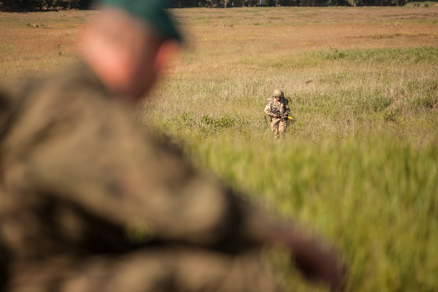 7-08.06.2016 Ćwiczenia spadochroniarzy na toruńskim poligonie połączone z widowiskowym zajęciem mostu drogowego im. Elżbiety Zawackiej w ramach manewrów wojskowych NATO Anakonda-16. W ramach akcji Anakonda-16 przewidziano ćwiczenia na poligonach w całej Polsce, a także w Niemczech. W sumie między 7 a 17 czerwca w manewrach weźmie udział 31 tysięcy żołnierzy. Zaangażowane zasoby to 3 tysiące różnego rodzaju pojazdów, 105 samolotów i śmigłowców oraz 12 okrętów marynarki wojennej. Fot. Andrzej Goiński/UM WK-P