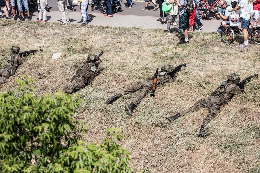 7-08.06.2016 Ćwiczenia spadochroniarzy na toruńskim poligonie połączone z widowiskowym zajęciem mostu drogowego im. Elżbiety Zawackiej w ramach manewrów wojskowych NATO Anakonda-16. W ramach akcji Anakonda-16 przewidziano ćwiczenia na poligonach w całej Polsce, a także w Niemczech. W sumie między 7 a 17 czerwca w manewrach weźmie udział 31 tysięcy żołnierzy. Zaangażowane zasoby to 3 tysiące różnego rodzaju pojazdów, 105 samolotów i śmigłowców oraz 12 okrętów marynarki wojennej. Fot. Andrzej Goiński/UM WK-P