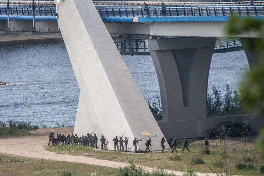 7-08.06.2016 Ćwiczenia spadochroniarzy na toruńskim poligonie połączone z widowiskowym zajęciem mostu drogowego im. Elżbiety Zawackiej w ramach manewrów wojskowych NATO Anakonda-16. W ramach akcji Anakonda-16 przewidziano ćwiczenia na poligonach w całej Polsce, a także w Niemczech. W sumie między 7 a 17 czerwca w manewrach weźmie udział 31 tysięcy żołnierzy. Zaangażowane zasoby to 3 tysiące różnego rodzaju pojazdów, 105 samolotów i śmigłowców oraz 12 okrętów marynarki wojennej. Fot. Andrzej Goiński/UM WK-P