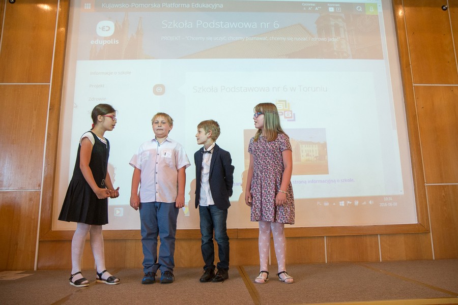 08.06.2016 Konferencja na temat Kujawsko-Pomorskiej Platformy Edukacyjnej Edupolis.pl, czyli internetowego portalu do nauki i pracy dla uczniów i nauczycieli z regionu. Edupolis.pl zawiera interaktywne materiały do nauczania przedmiotów w szkołach podstawowych: lekcje uczniowskie i nauczycielskie, ilustracje, pokazy slajdów, animacje, symulacje, gry dydaktyczne, ćwiczenia interaktywne, mapy i karty pracy. Platforma jest również miejscem tworzenia i przechowywania treści edukacyjnych oraz służy budowie społeczności nauczycieli oraz uczniów udostępniających i wymieniających między sobą tworzone materiały. Fot. Szymon Zdziebło/tarantoga.pl