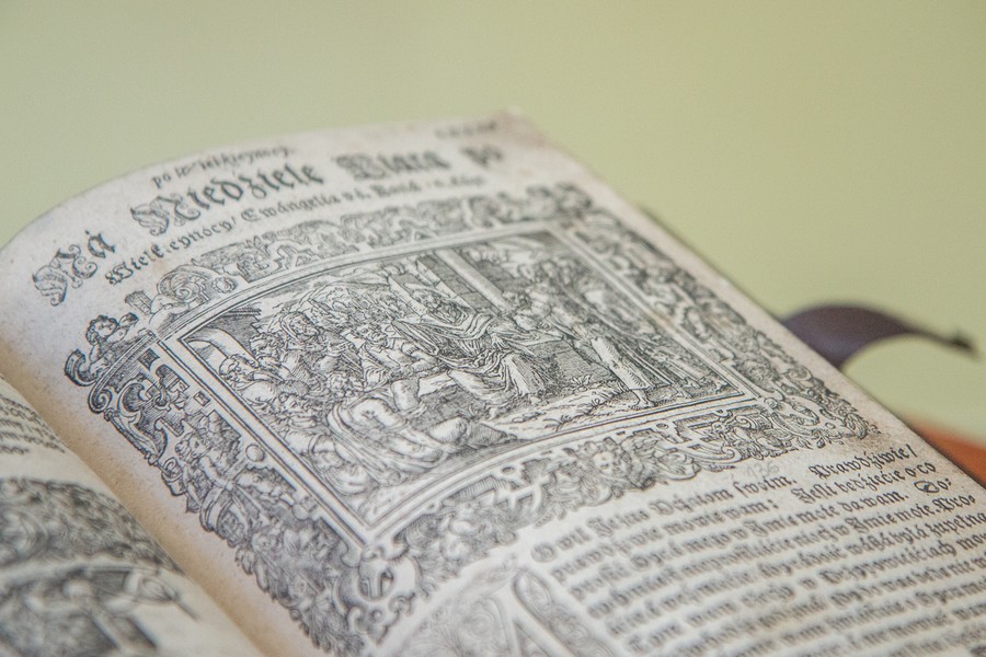 09.06.2016 Wojewódzka Biblioteka Publiczna – Książnica Kopernikańska wzbogaciła się o unikatowy starodruk. Egzemplarz wydanej w XV wieku iluminowanej księgi „Vitae XII Caesarum” trafił do toruńskiej biblioteki dzięki hojności Cereal Partners Poland Toruń-Pacific i samorządowych władz województwa. Fot. Szymon Zdziebło/tarantoga.pl