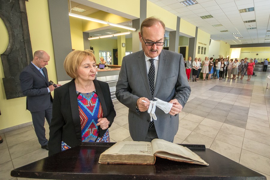 09.06.2016 Wojewódzka Biblioteka Publiczna – Książnica Kopernikańska wzbogaciła się o unikatowy starodruk. Egzemplarz wydanej w XV wieku iluminowanej księgi „Vitae XII Caesarum” trafił do toruńskiej biblioteki dzięki hojności Cereal Partners Poland Toruń-Pacific i samorządowych władz województwa. Fot. Szymon Zdziebło/tarantoga.pl