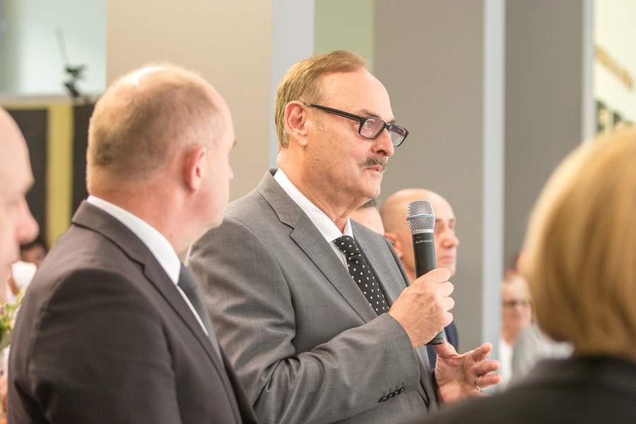 09.06.2016 Wojewódzka Biblioteka Publiczna – Książnica Kopernikańska wzbogaciła się o unikatowy starodruk. Egzemplarz wydanej w XV wieku iluminowanej księgi „Vitae XII Caesarum” trafił do toruńskiej biblioteki dzięki hojności Cereal Partners Poland Toruń-Pacific i samorządowych władz województwa. Fot. Szymon Zdziebło/tarantoga.pl