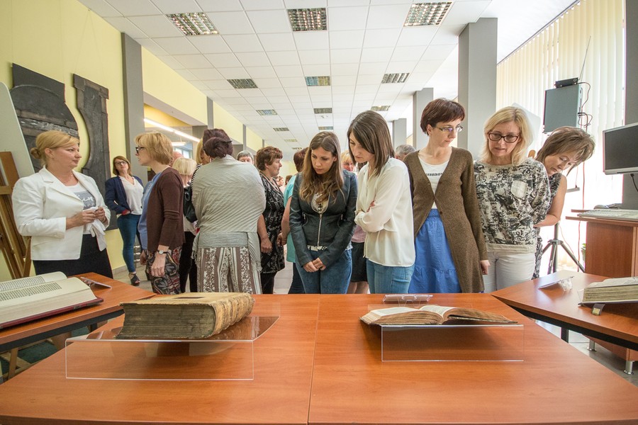 09.06.2016 Wojewódzka Biblioteka Publiczna – Książnica Kopernikańska wzbogaciła się o unikatowy starodruk. Egzemplarz wydanej w XV wieku iluminowanej księgi „Vitae XII Caesarum” trafił do toruńskiej biblioteki dzięki hojności Cereal Partners Poland Toruń-Pacific i samorządowych władz województwa. Fot. Szymon Zdziebło/tarantoga.pl