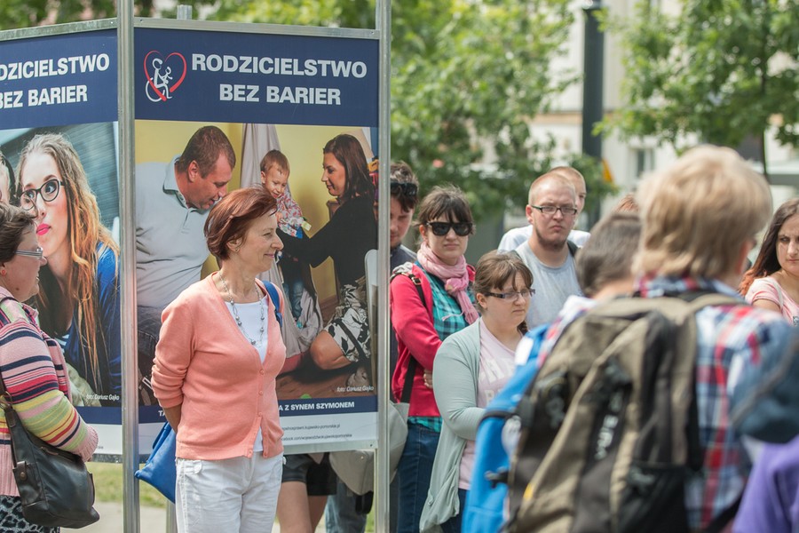Uroczyste otwarcie wystawy Rodzicielstwo bez barier w Toruniu, fot. Szymon Zdziebło/ Tarantoga.pl