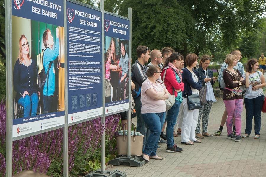 Uroczyste otwarcie wystawy Rodzicielstwo bez barier w Toruniu, fot. Szymon Zdziebło/ Tarantoga.pl
