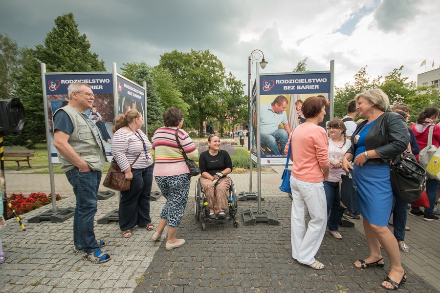 Uroczyste otwarcie wystawy Rodzicielstwo bez barier w Toruniu, fot. Szymon Zdziebło/ Tarantoga.pl