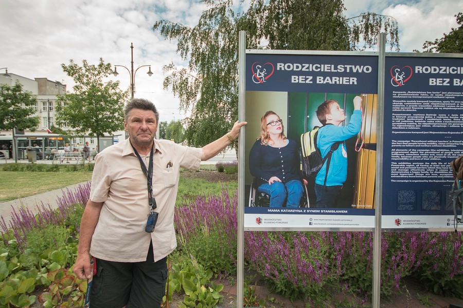 Uroczyste otwarcie wystawy Rodzicielstwo bez barier w Toruniu, fot. Szymon Zdziebło/ Tarantoga.pl