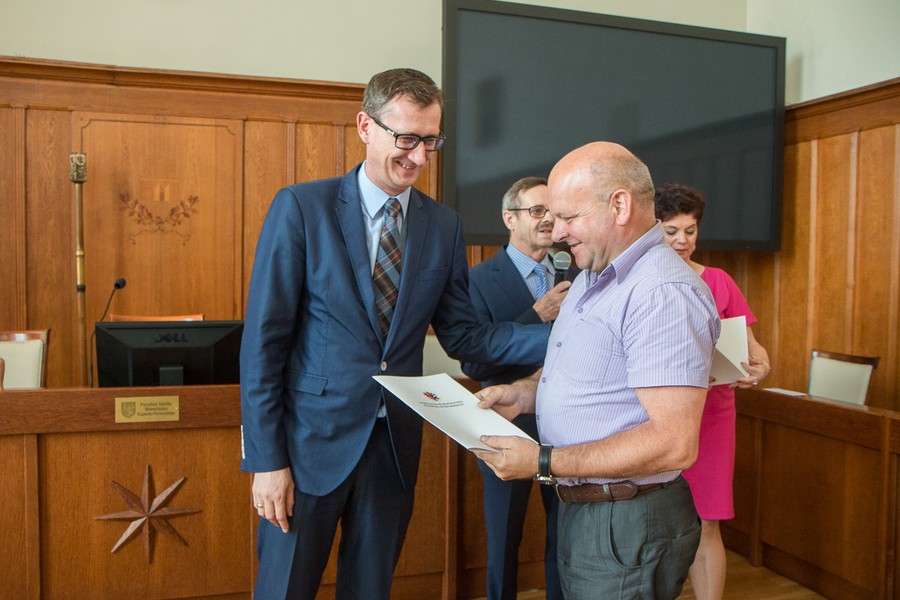 Uroczystość wręczenia umów na dofinansowanie inwestycji (15 czerwca), fot. Szymon Zdziebło/Tarantoga.pl