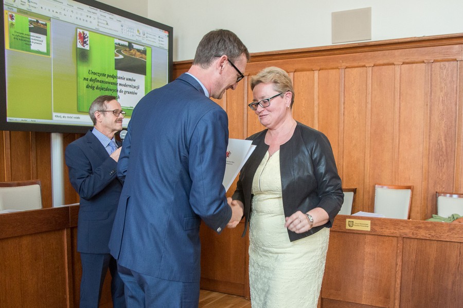 Uroczystość wręczenia umów na dofinansowanie inwestycji (15 czerwca), fot. Szymon Zdziebło/Tarantoga.pl