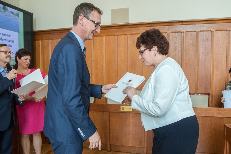 Uroczystość wręczenia umów na dofinansowanie inwestycji (15 czerwca), fot. Szymon Zdziebło/Tarantoga.pl