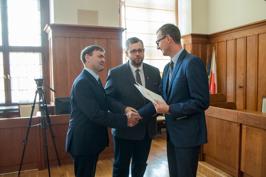 Uroczystość wręczenia umów na dofinansowanie inwestycji (15 czerwca), fot. Szymon Zdziebło/Tarantoga.pl